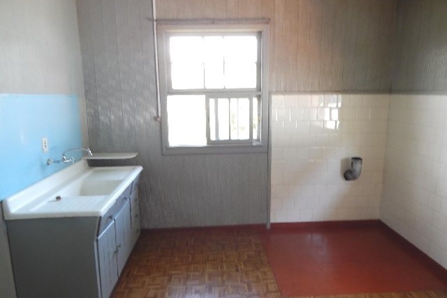 Casa com 200m², 3 dormitórios, 1 vaga, no bairro Rio Branco em Caxias do Sul para Comprar