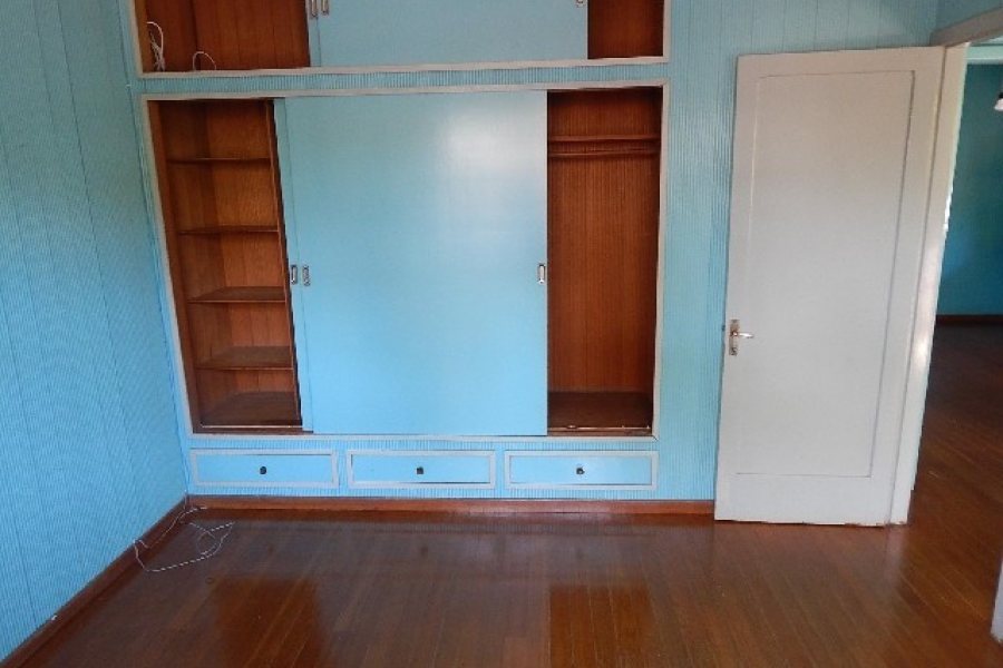 Casa com 200m², 3 dormitórios, 1 vaga, no bairro Rio Branco em Caxias do Sul para Comprar