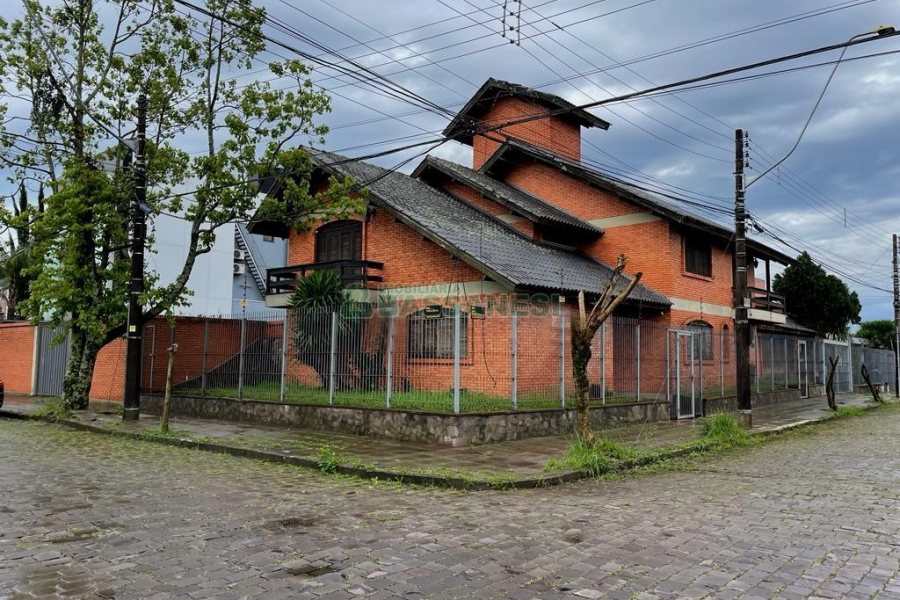 Casa com 386m², 3 dormitórios, 2 vagas, no bairro Cinqüentenário em Caxias do Sul para Comprar