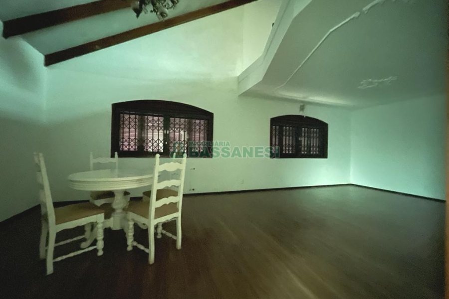 Casa com 386m², 3 dormitórios, 2 vagas, no bairro Cinqüentenário em Caxias do Sul para Comprar