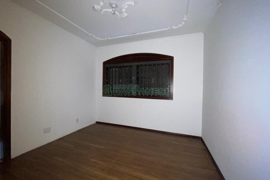 Casa com 386m², 3 dormitórios, 2 vagas, no bairro Cinqüentenário em Caxias do Sul para Comprar