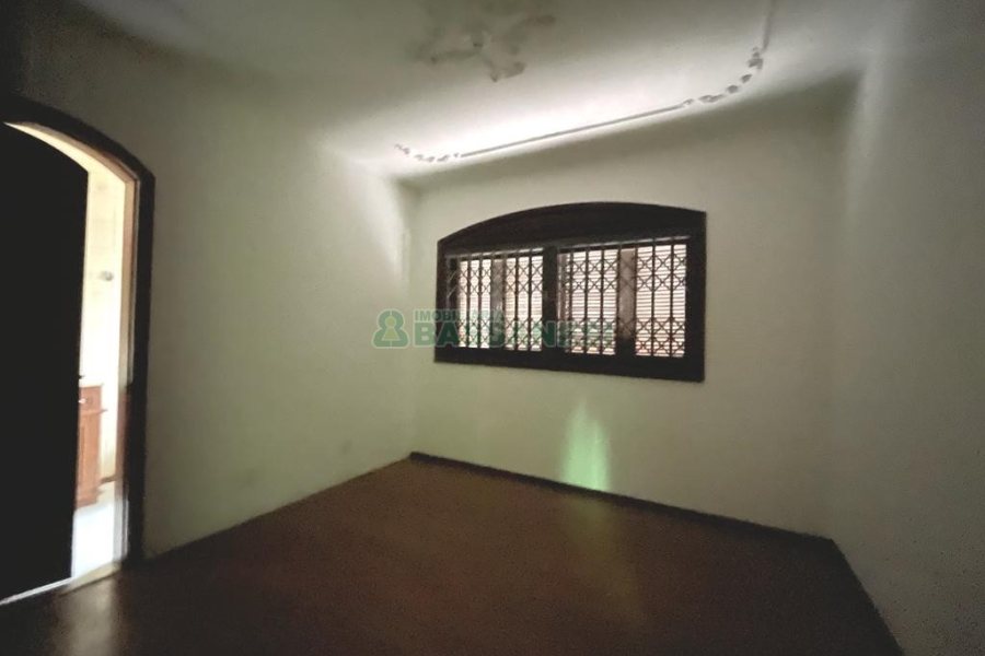 Casa com 386m², 3 dormitórios, 2 vagas, no bairro Cinqüentenário em Caxias do Sul para Comprar