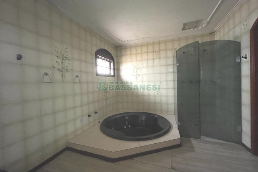 Casa com 386m², 3 dormitórios, 2 vagas, no bairro Cinqüentenário em Caxias do Sul para Comprar