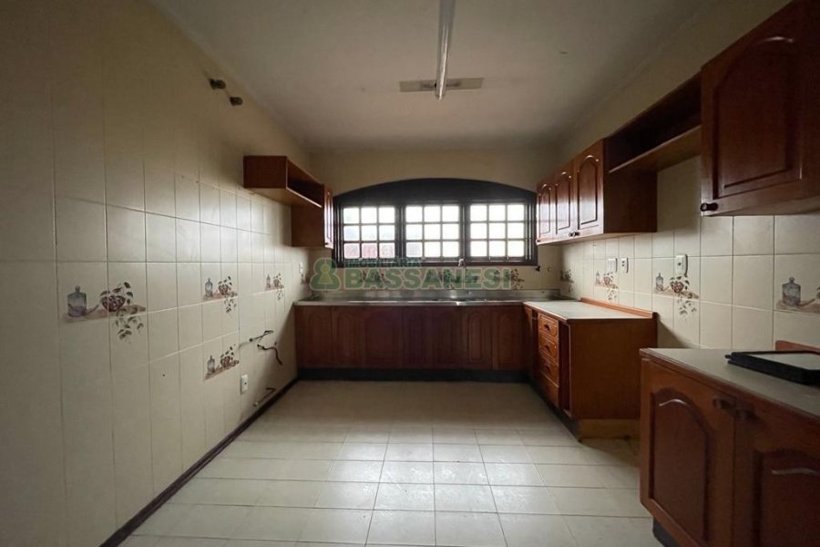 Casa com 386m², 3 dormitórios, 2 vagas, no bairro Cinqüentenário em Caxias do Sul para Comprar