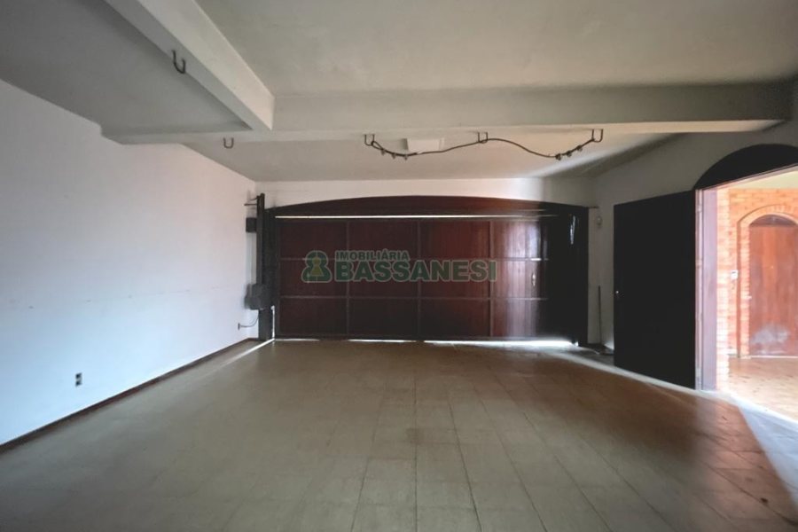 Casa com 386m², 3 dormitórios, 2 vagas, no bairro Cinqüentenário em Caxias do Sul para Comprar