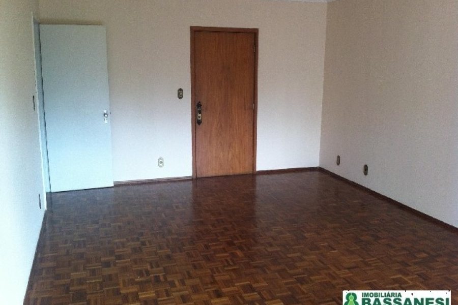 Apartamento, 4 dormitórios, 1 vaga, no bairro Lourdes em Caxias do Sul para Comprar