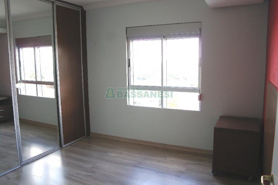 Apartamento com 95m², 3 dormitórios, 2 vagas, no bairro Rio Branco em Caxias do Sul para Alugar