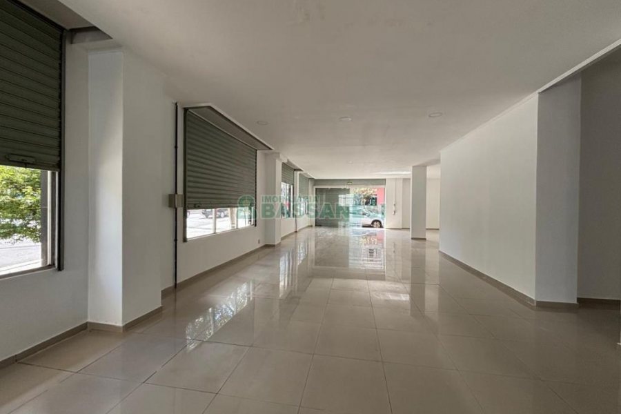 Loja com 254m², 2 vagas, no bairro Centro em Caxias do Sul para Alugar