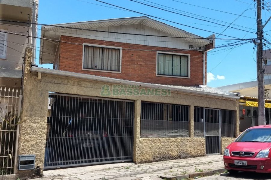 Casa com 200m², 5 dormitórios, 1 vaga, no bairro Pio X em Caxias do Sul para Comprar