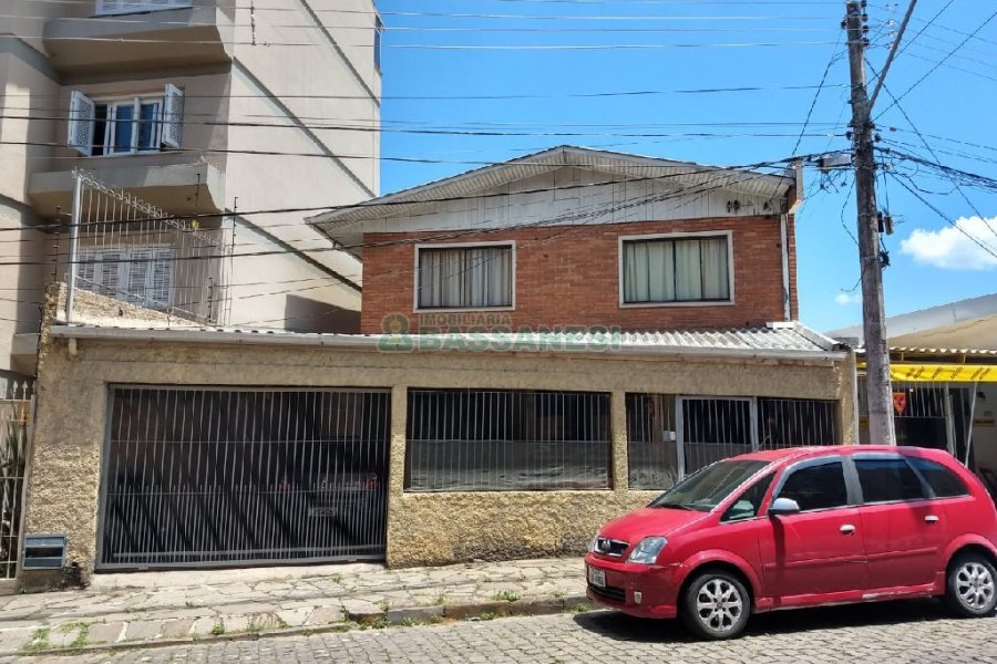 Casa com 200m², 5 dormitórios, 1 vaga, no bairro Pio X em Caxias do Sul para Comprar