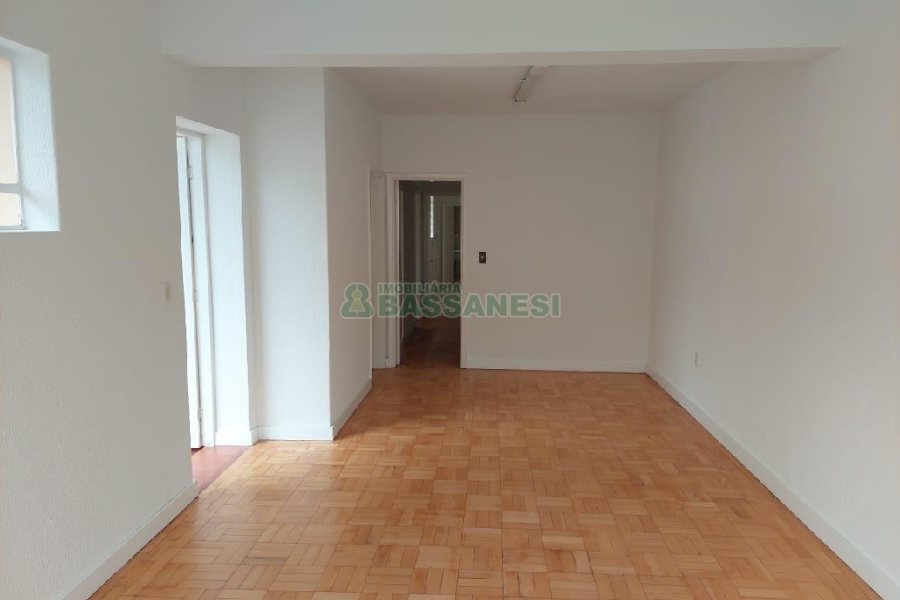 Casa Comercial com 270m², 3 dormitórios, 3 vagas, no bairro Centro em Caxias do Sul para Alugar