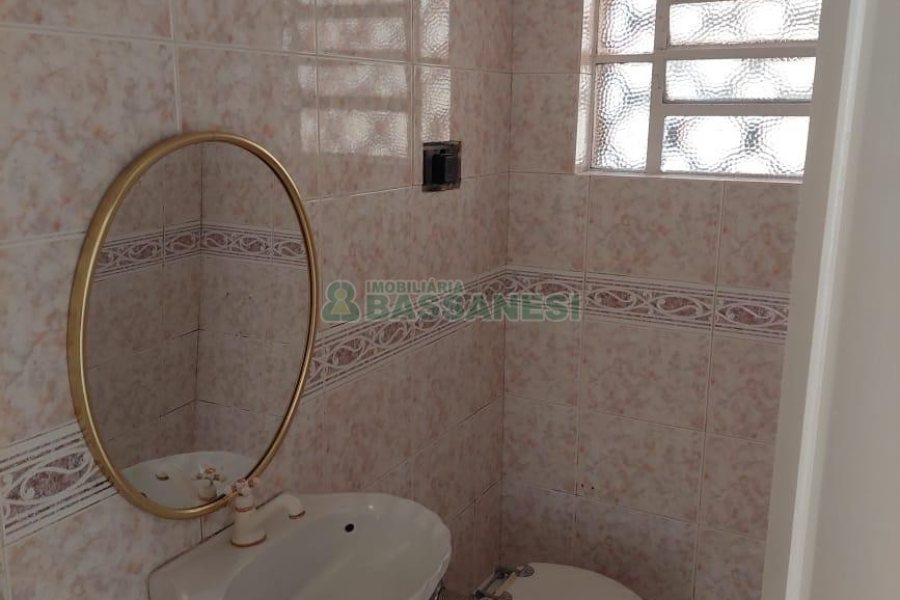 Casa Comercial com 270m², 3 dormitórios, 3 vagas, no bairro Centro em Caxias do Sul para Alugar