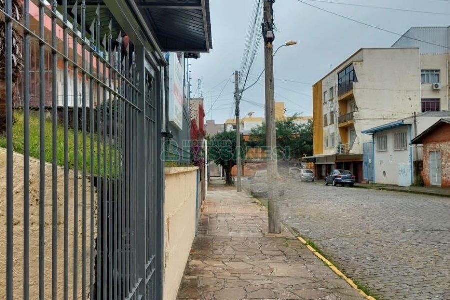 Casa Comercial com 270m², 3 dormitórios, 3 vagas, no bairro Centro em Caxias do Sul para Alugar