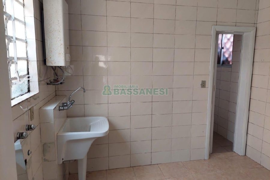 Casa Comercial com 270m², 3 dormitórios, 3 vagas, no bairro Centro em Caxias do Sul para Alugar