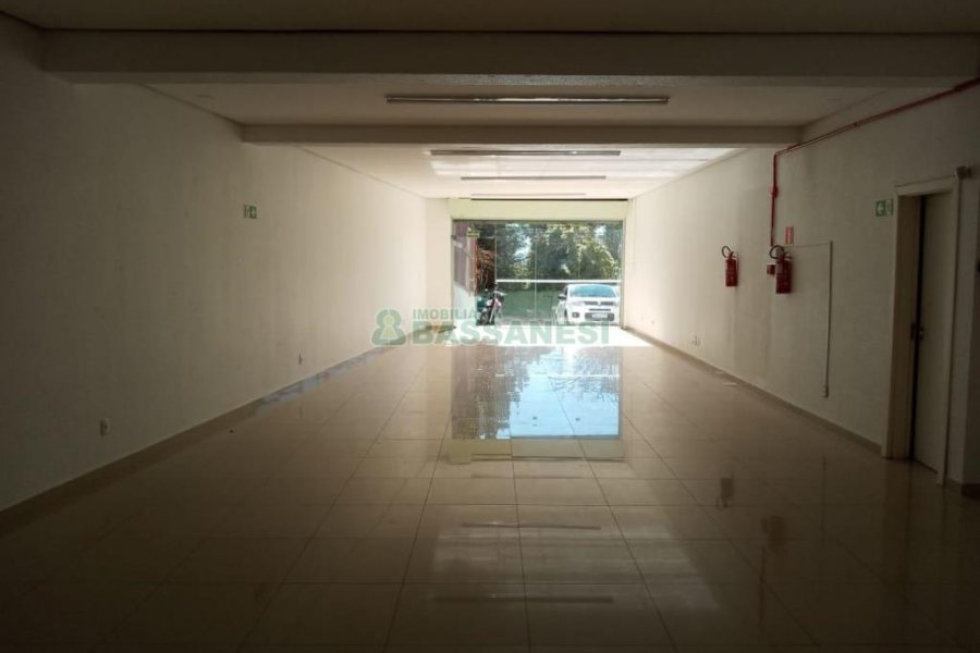 Loja com 204m², 1 vaga, no bairro Madureira em Caxias do Sul para Comprar