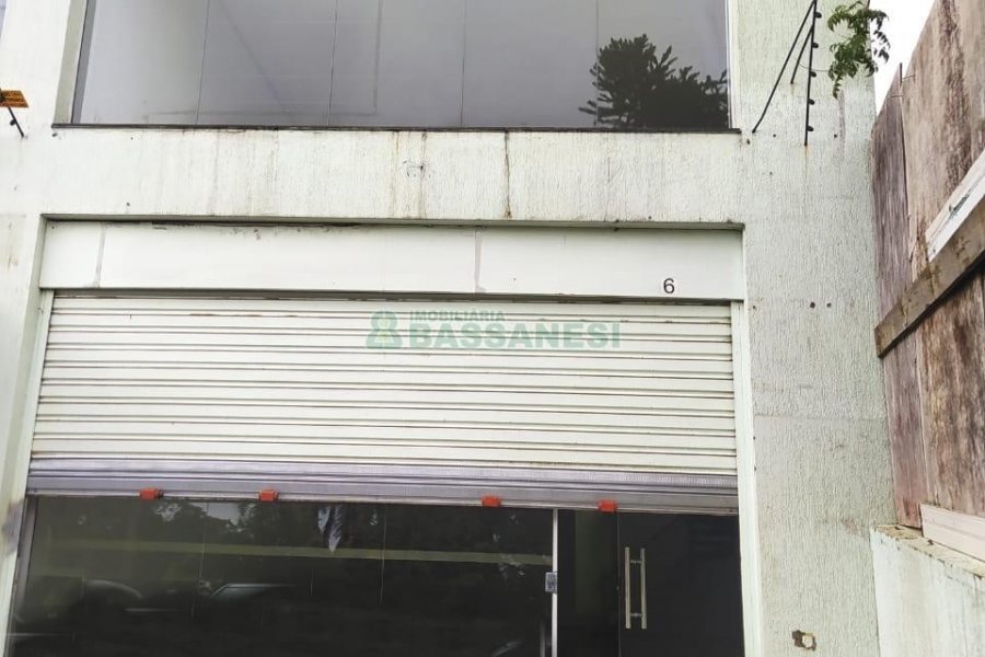 Loja com 204m², 1 vaga, no bairro Madureira em Caxias do Sul para Comprar