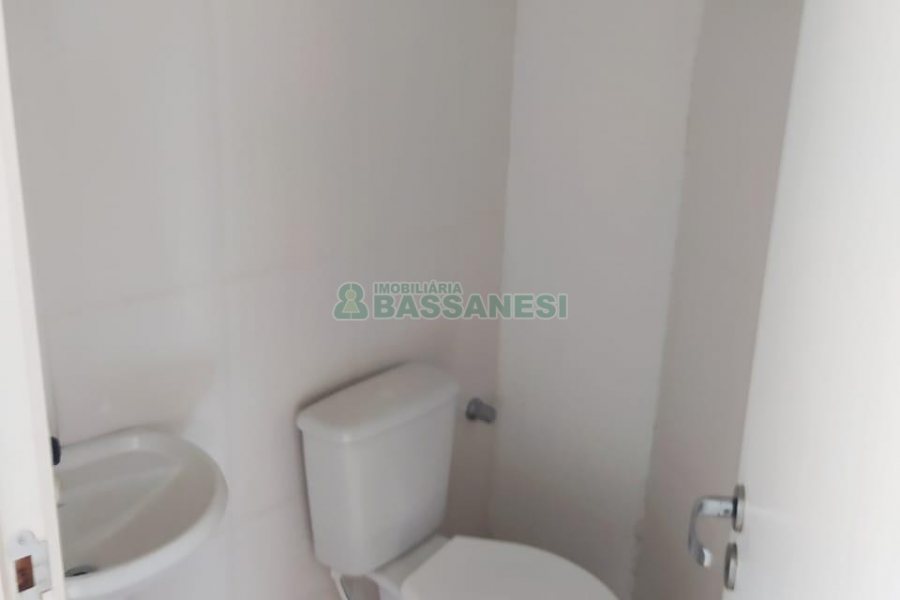 Loja com 204m², 1 vaga, no bairro Madureira em Caxias do Sul para Comprar