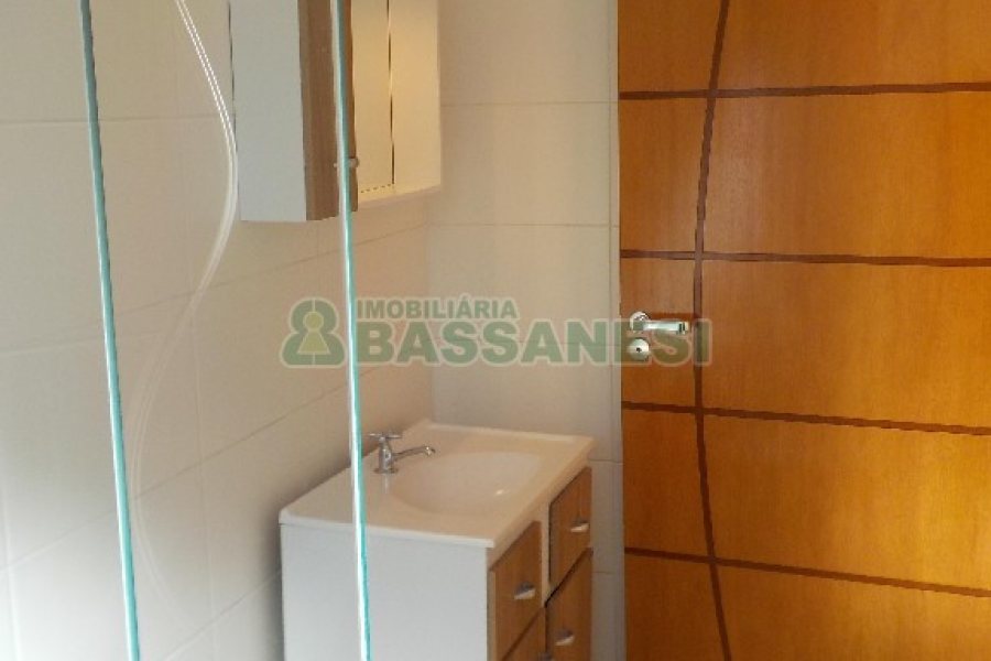 Apartamento com 30m², 1 dormitório, 1 vaga, no bairro Petrópolis em Caxias do Sul para Alugar