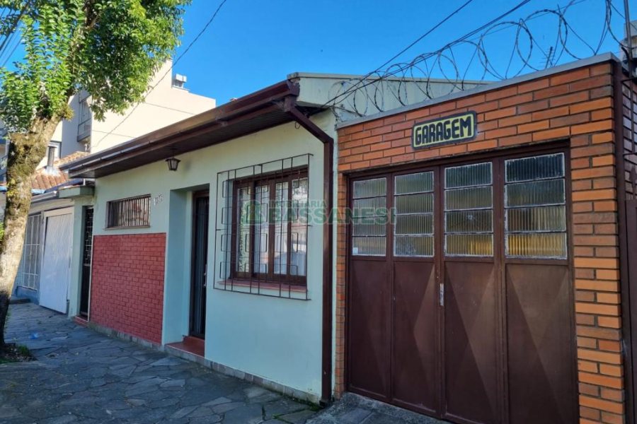 Casa com 100m², 3 dormitórios, 1 vaga, no bairro Centro em Caxias do Sul para Comprar
