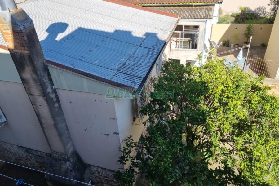 Casa com 100m², 3 dormitórios, 1 vaga, no bairro Centro em Caxias do Sul para Comprar