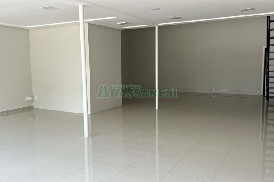 Loja com 210m², no bairro Pio X em Caxias do Sul para Alugar