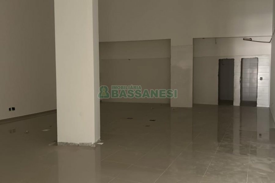 Loja com 210m², no bairro Pio X em Caxias do Sul para Alugar