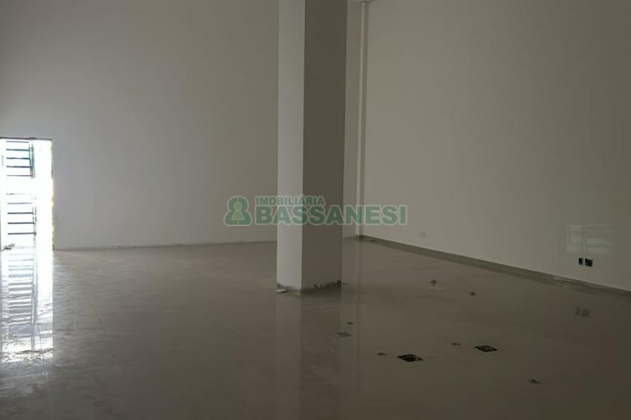 Loja com 210m², no bairro Pio X em Caxias do Sul para Alugar