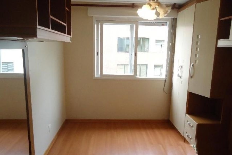 Apto Mobiliado com 61m², 2 dormitórios, 1 vaga, no bairro Centro em Caxias do Sul para Comprar