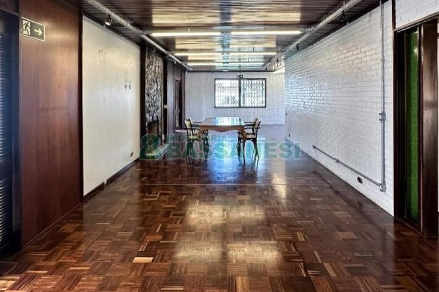Casa com 300m², 4 dormitórios, 4 vagas, no bairro Centro em Caxias do Sul para Comprar