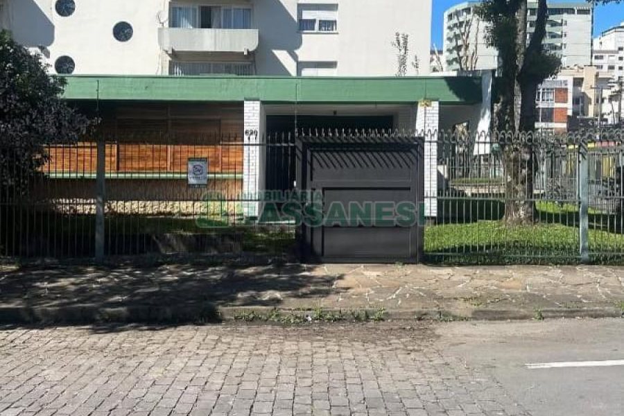 Casa com 300m², 4 dormitórios, 4 vagas, no bairro Centro em Caxias do Sul para Comprar