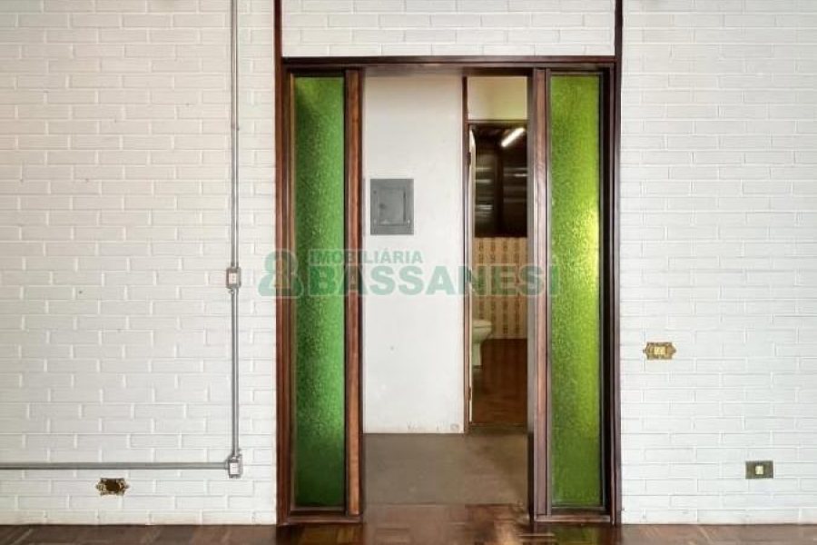 Casa com 300m², 4 dormitórios, 4 vagas, no bairro Centro em Caxias do Sul para Comprar