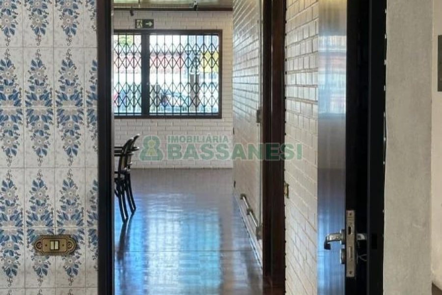 Casa com 300m², 4 dormitórios, 4 vagas, no bairro Centro em Caxias do Sul para Comprar