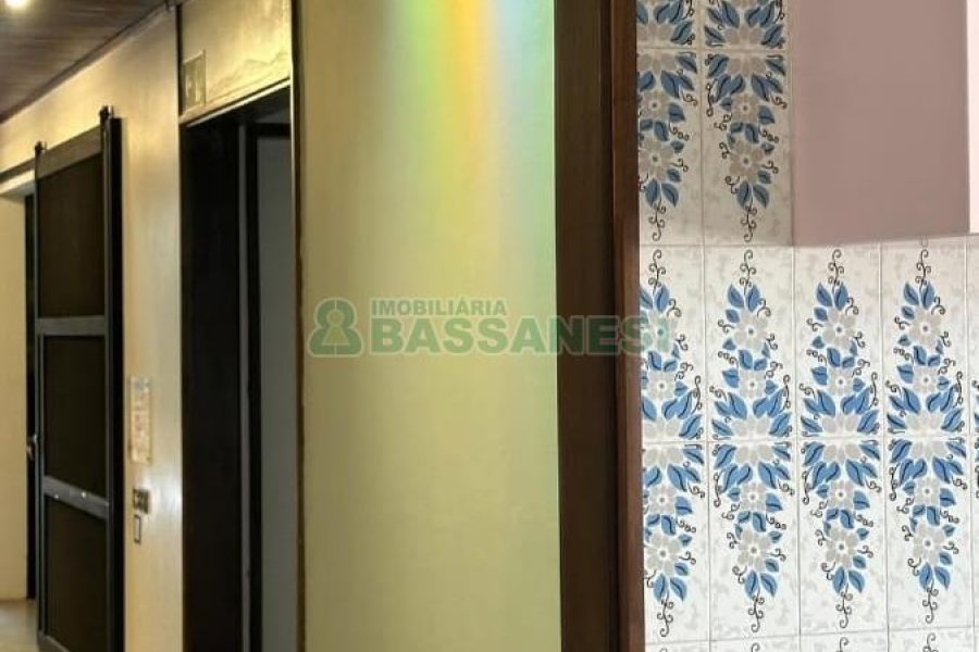 Casa com 300m², 4 dormitórios, 4 vagas, no bairro Centro em Caxias do Sul para Comprar