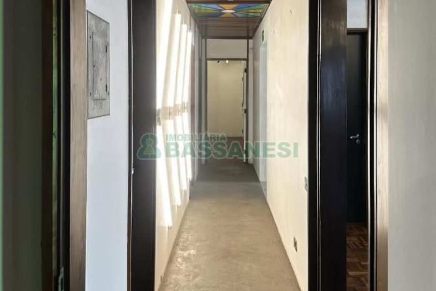 Casa com 300m², 4 dormitórios, 4 vagas, no bairro Centro em Caxias do Sul para Comprar