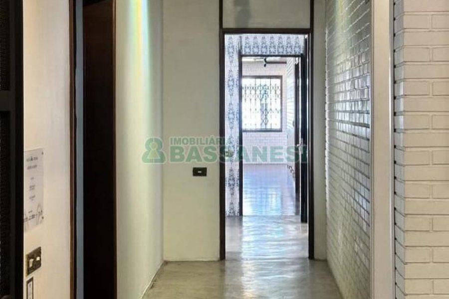 Casa com 300m², 4 dormitórios, 4 vagas, no bairro Centro em Caxias do Sul para Comprar