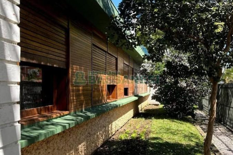 Casa com 300m², 4 dormitórios, 4 vagas, no bairro Centro em Caxias do Sul para Comprar