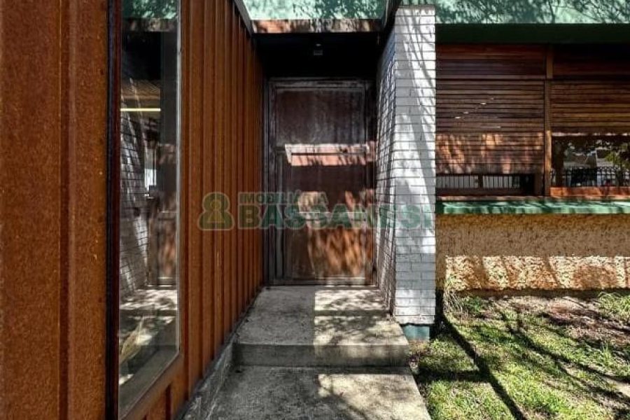 Casa com 300m², 4 dormitórios, 4 vagas, no bairro Centro em Caxias do Sul para Comprar