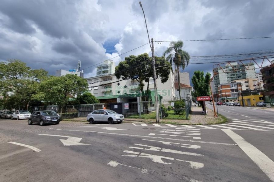 Casa com 300m², 4 dormitórios, 4 vagas, no bairro Centro em Caxias do Sul para Comprar