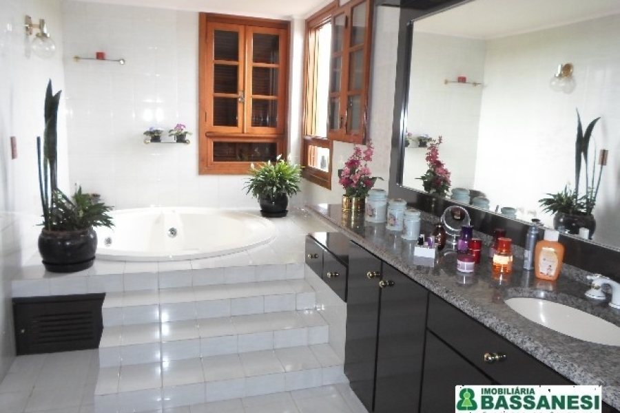 Apartamento com 345m², 4 dormitórios, 2 vagas, no bairro Panazzolo em Caxias do Sul para Comprar