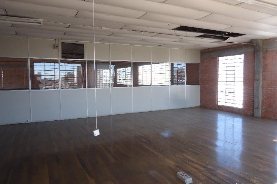 Pavilhão com 880m², no bairro Presidente Vargas em Caxias do Sul para Alugar