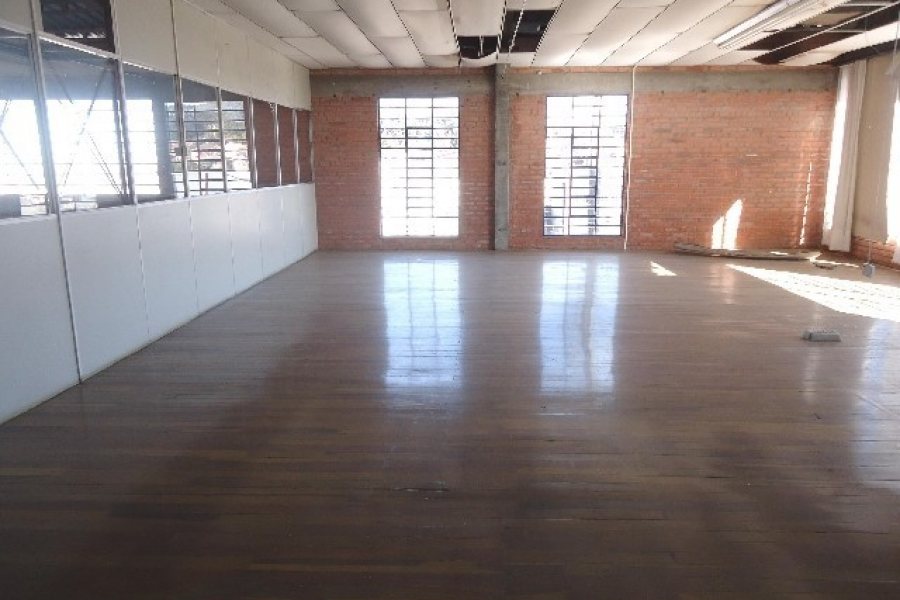 Pavilhão com 880m², no bairro Presidente Vargas em Caxias do Sul para Alugar