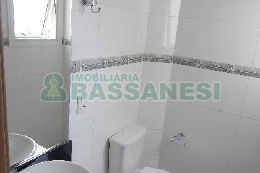 Apartamento com 78m², 2 dormitórios, 2 vagas, no bairro Vinhedos em Caxias do Sul para Alugar