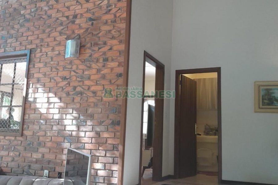 Casa com 400m², 3 dormitórios, 2 vagas, no bairro Santa Catarina em Caxias do Sul para Alugar