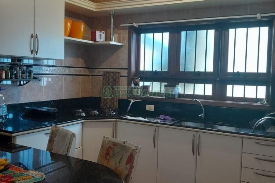 Casa com 400m², 3 dormitórios, 2 vagas, no bairro Santa Catarina em Caxias do Sul para Alugar