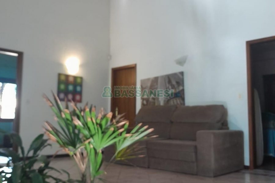 Casa com 400m², 3 dormitórios, 2 vagas, no bairro Santa Catarina em Caxias do Sul para Alugar