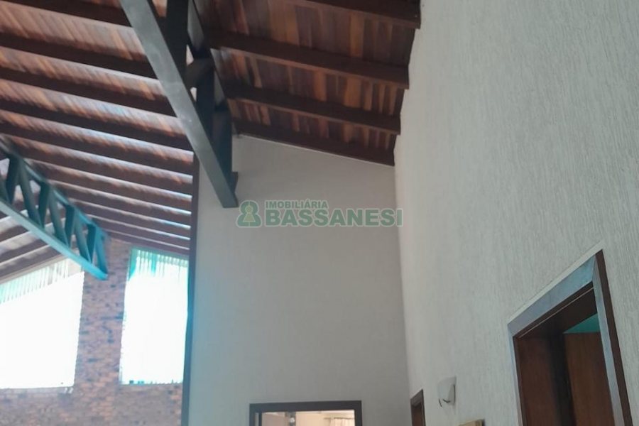Casa com 400m², 3 dormitórios, 2 vagas, no bairro Santa Catarina em Caxias do Sul para Alugar