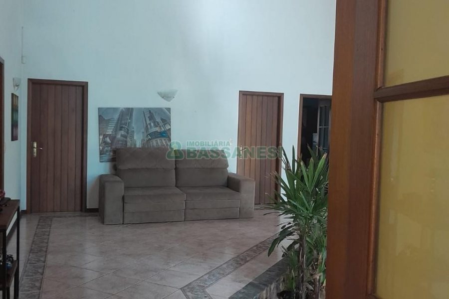 Casa com 400m², 3 dormitórios, 2 vagas, no bairro Santa Catarina em Caxias do Sul para Alugar