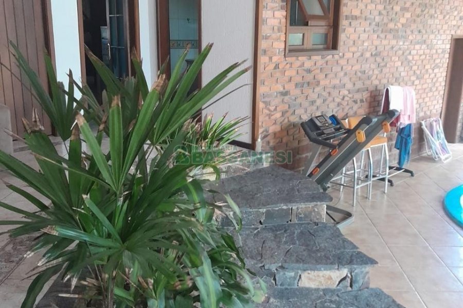 Casa com 400m², 3 dormitórios, 2 vagas, no bairro Santa Catarina em Caxias do Sul para Alugar