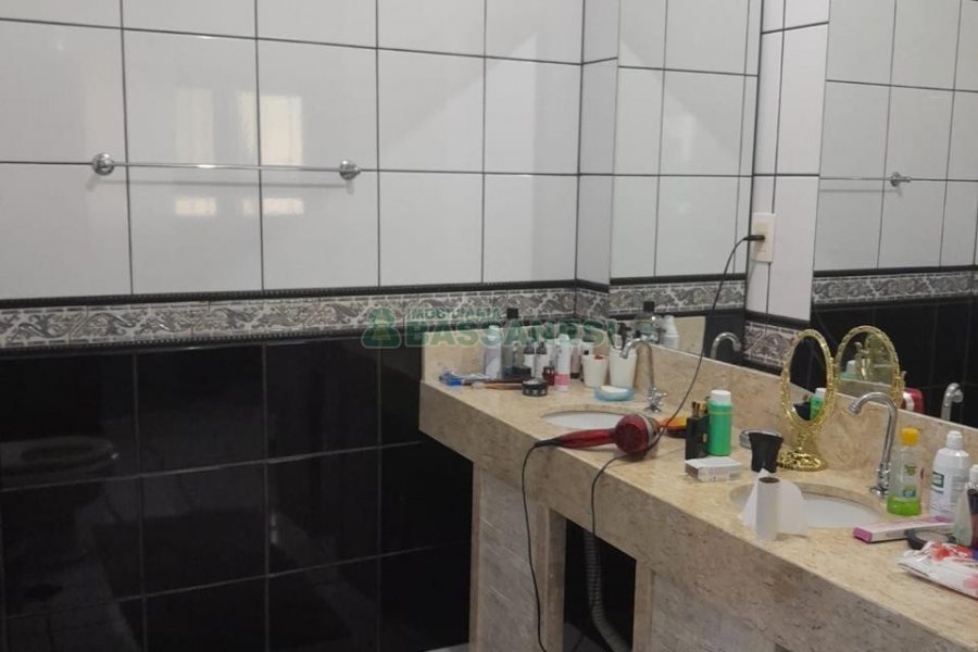 Casa com 400m², 3 dormitórios, 2 vagas, no bairro Santa Catarina em Caxias do Sul para Alugar