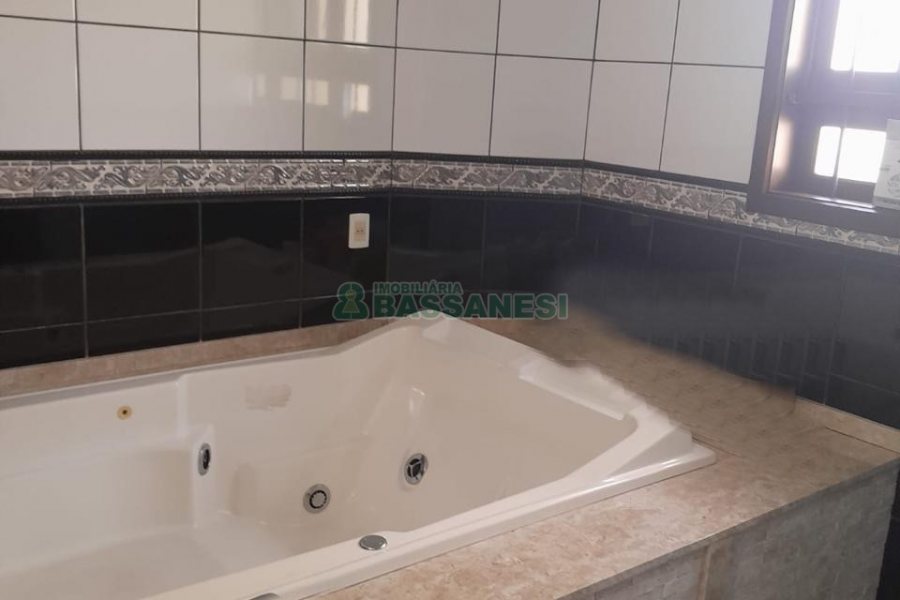 Casa com 400m², 3 dormitórios, 2 vagas, no bairro Santa Catarina em Caxias do Sul para Alugar